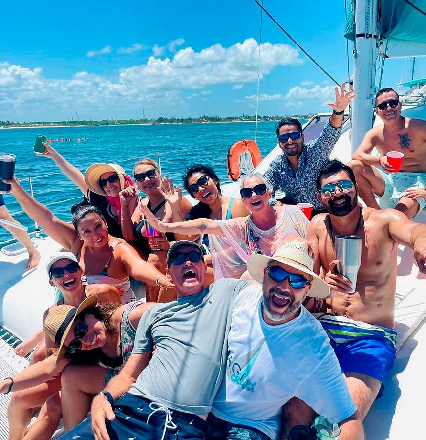 Amigos brindando con bebidas en la cubierta del Sagitario