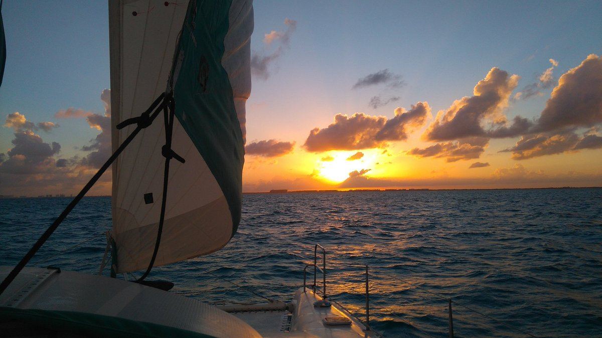 Atardecer sobre la bahía visto desde la proa del catamarán