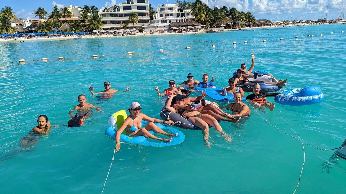 Invitados nadando y flotando en el Caribe
