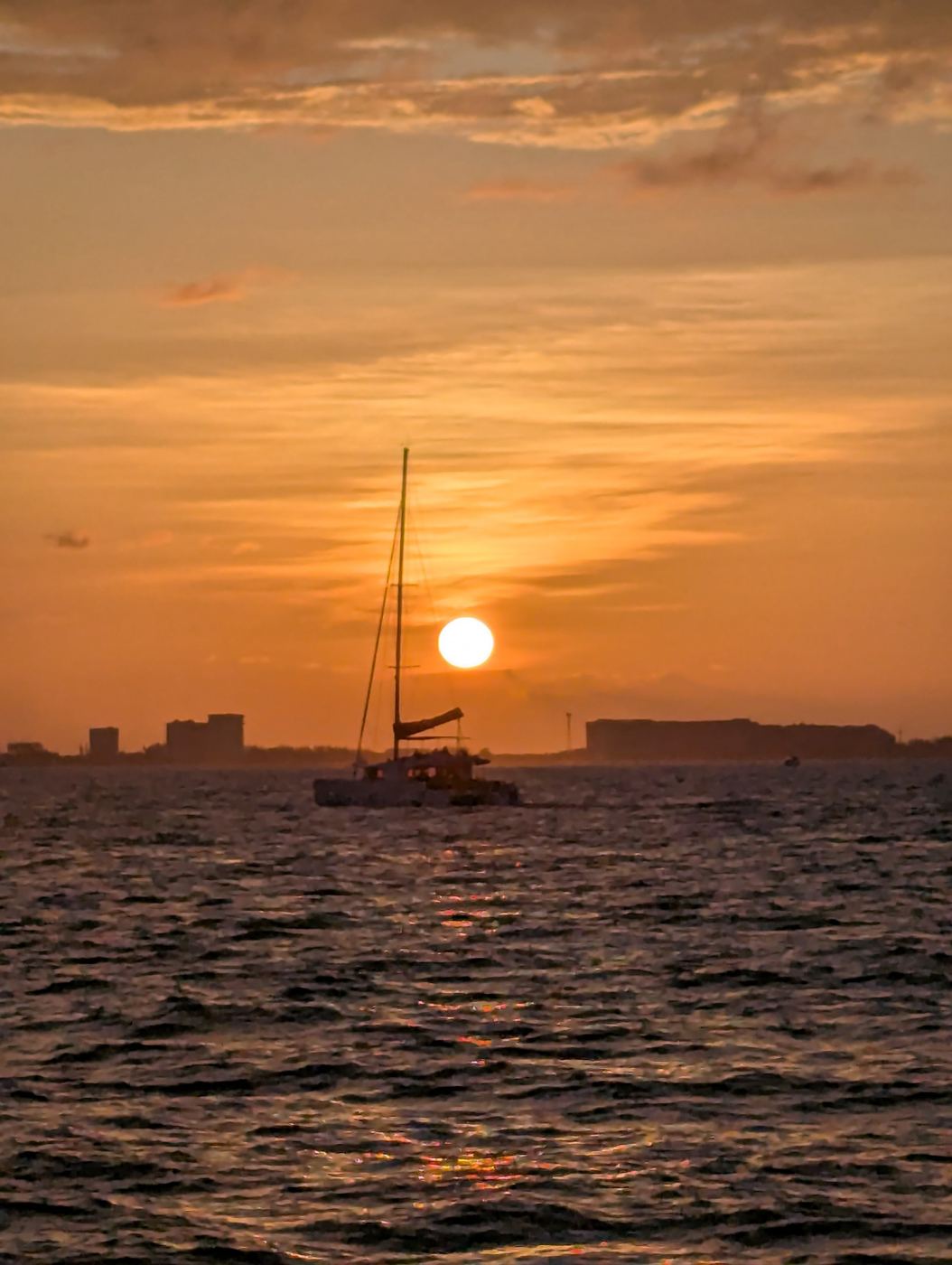 El Sagitario en silueta contra el sol poniente