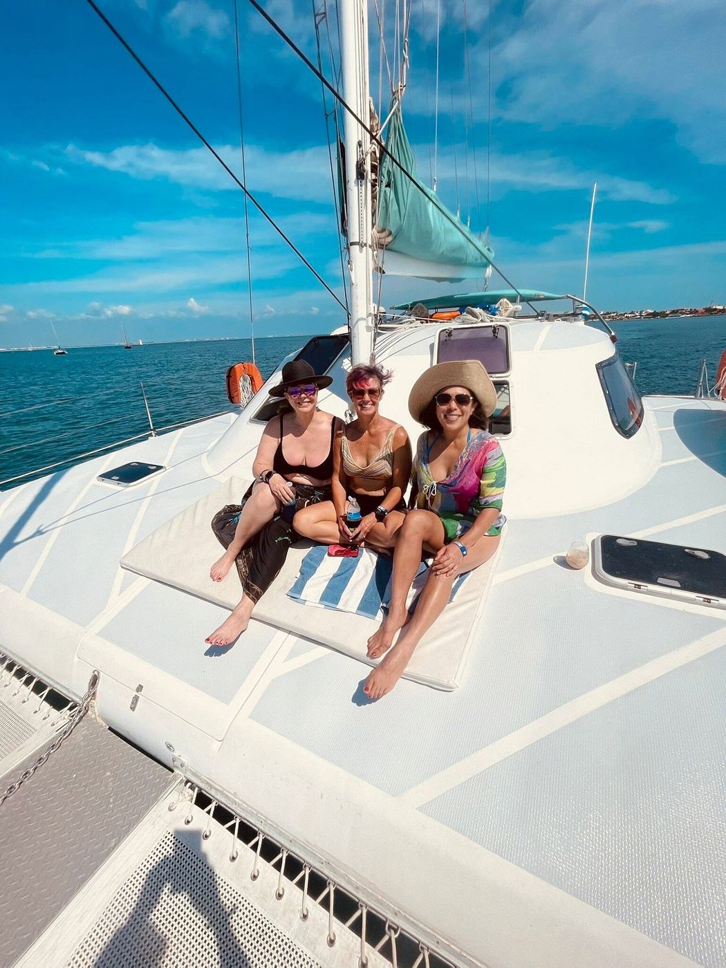 Tres amigas relajándose en la proa