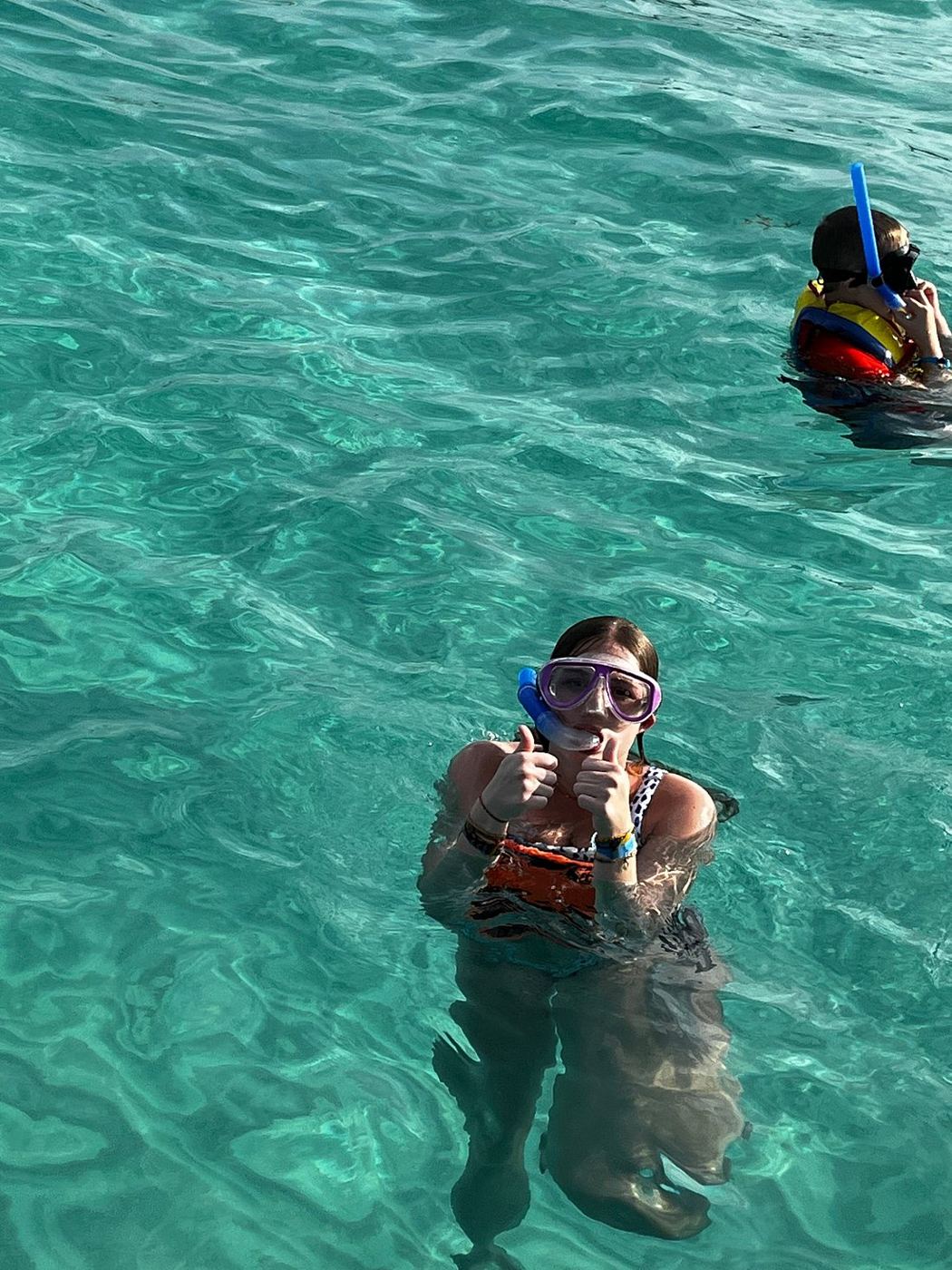 Invitada haciendo snorkel en agua cristalina