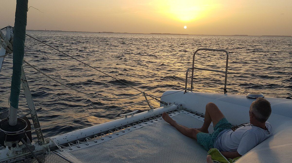Invitado descansando en la red mientras cae el sol