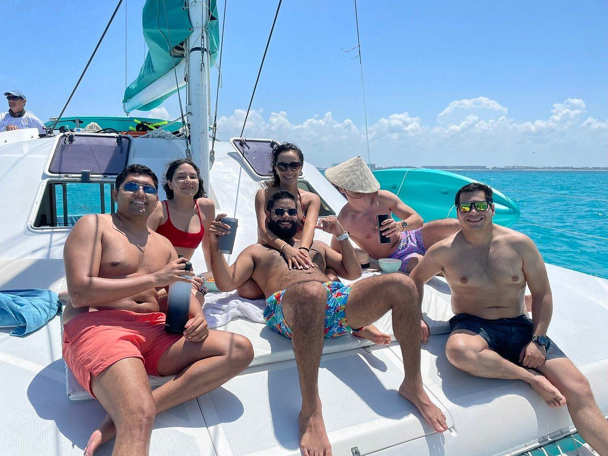 Amigos sentados en la cubierta de proa