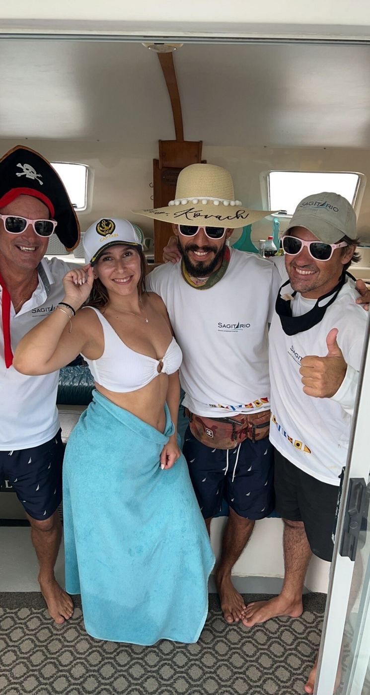 Tripulación e invitados disfrazados