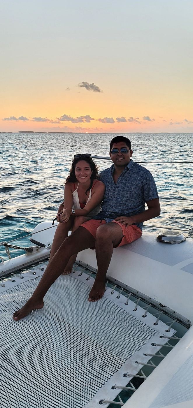 Pareja en la red al atardecer