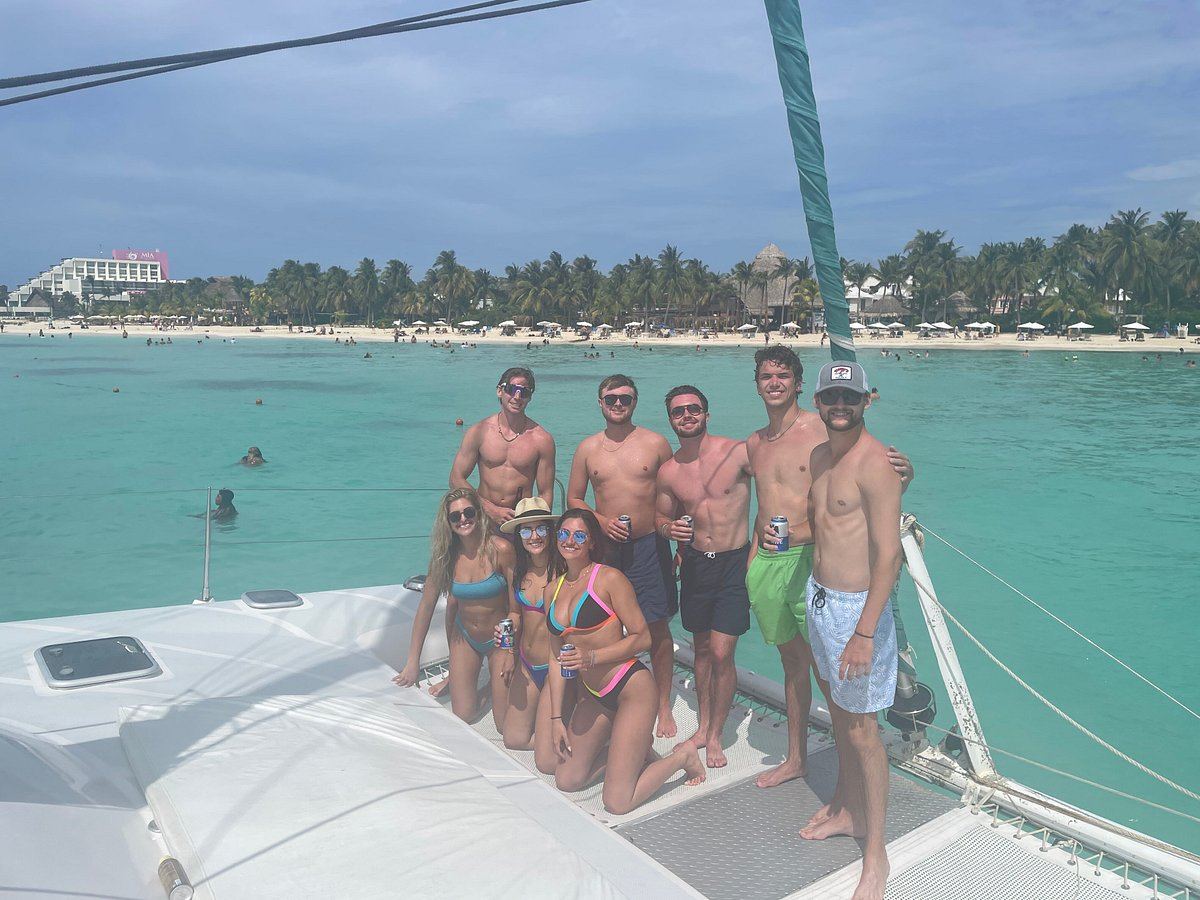 Foto de grupo con la playa al fondo