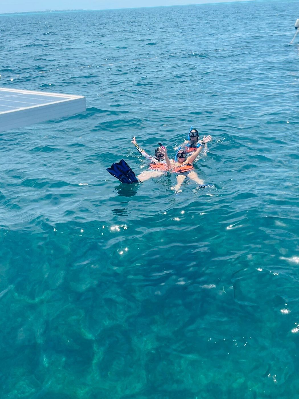 Nadadores vistos desde arriba en agua turquesa