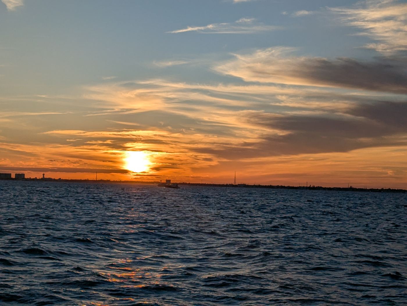 Cielo naranja y nubes sobre el Caribe al atardecer