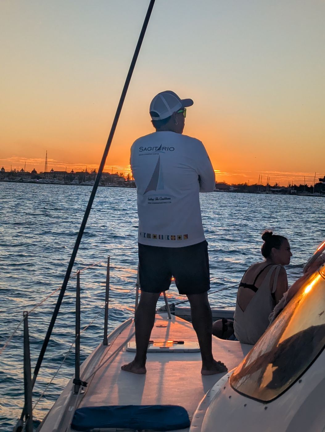 El capitán mirando el atardecer desde la proa