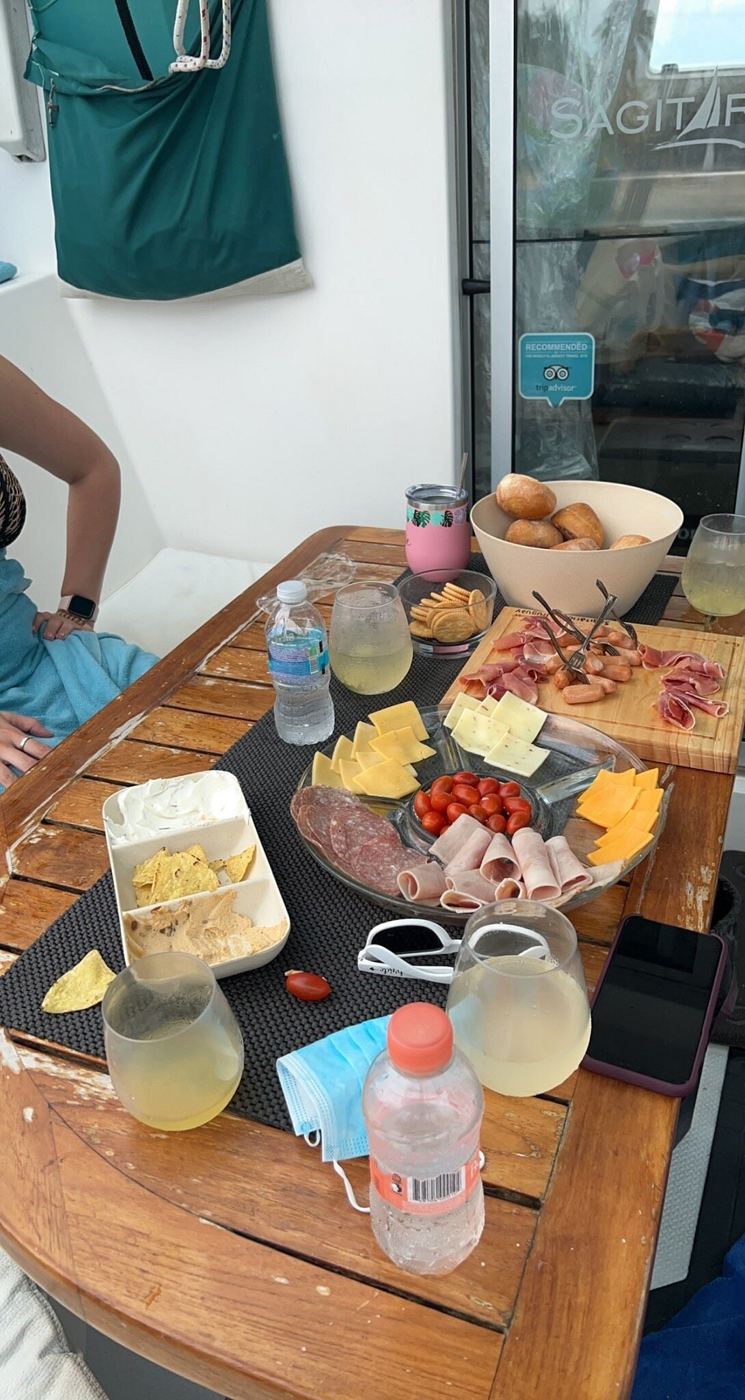 Tabla de quesos y carnes frías a bordo